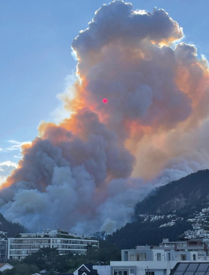 incendio en Guápulo barrio de la Ciudad de Quito en Ecuador